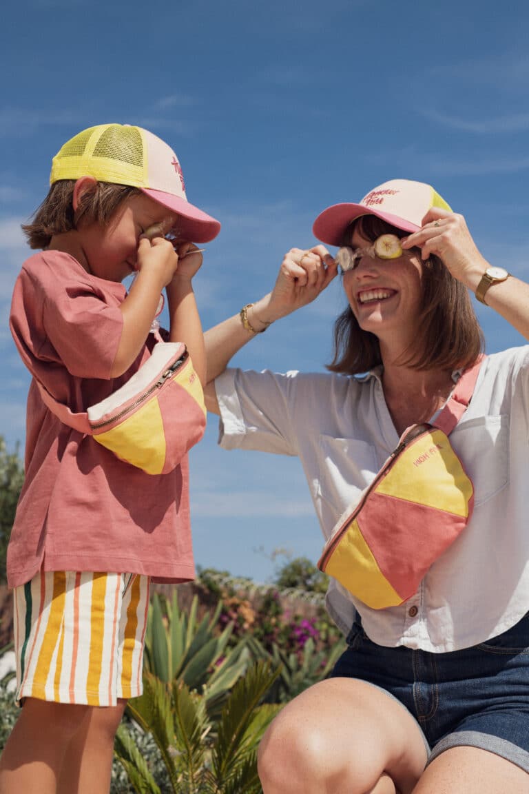 Banane toile jaune et rose enfant ou adulte "high five" - Chamaye, vue d'ambiance portée par un enfant et une adulte