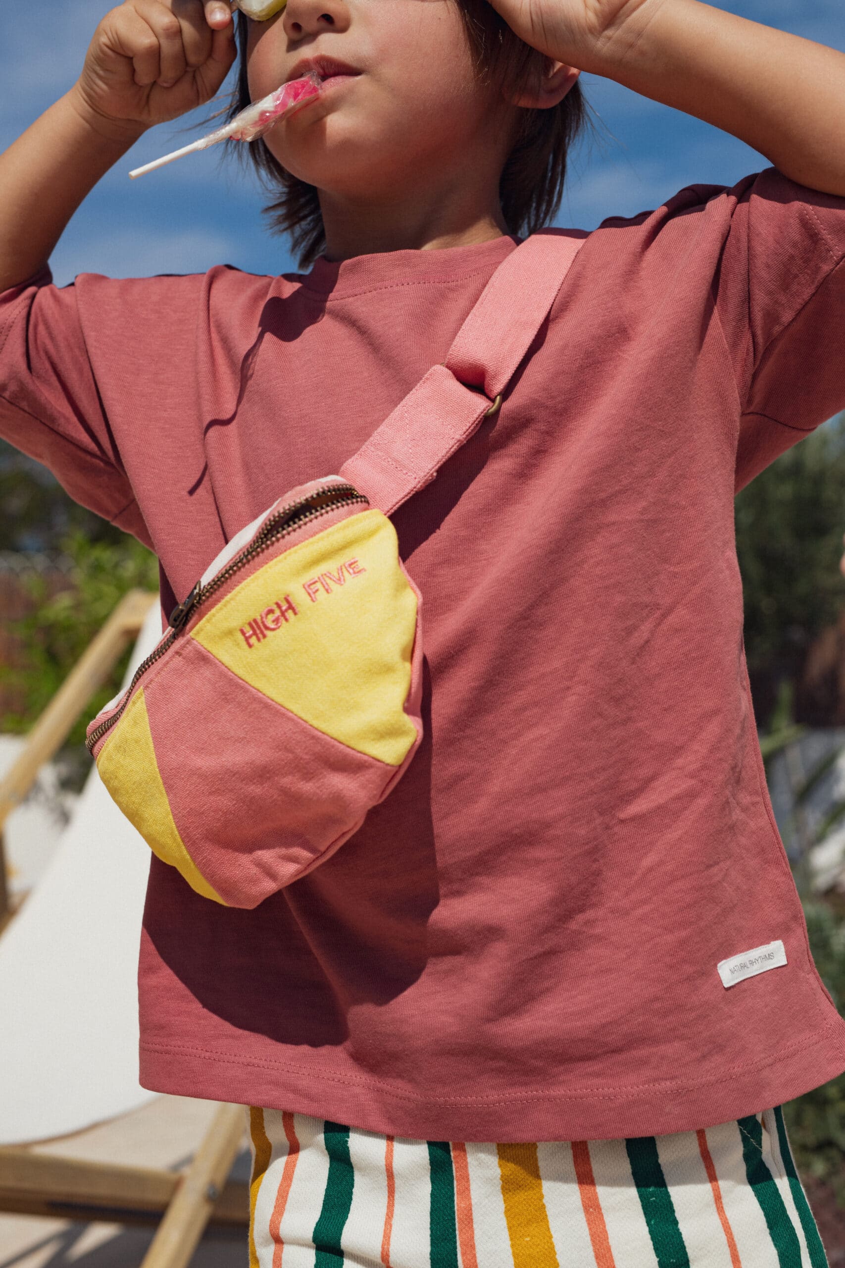 Banane toile jaune et rose enfant ou adulte "high five" - Chamaye, vue d'ambiance portée par un enfant