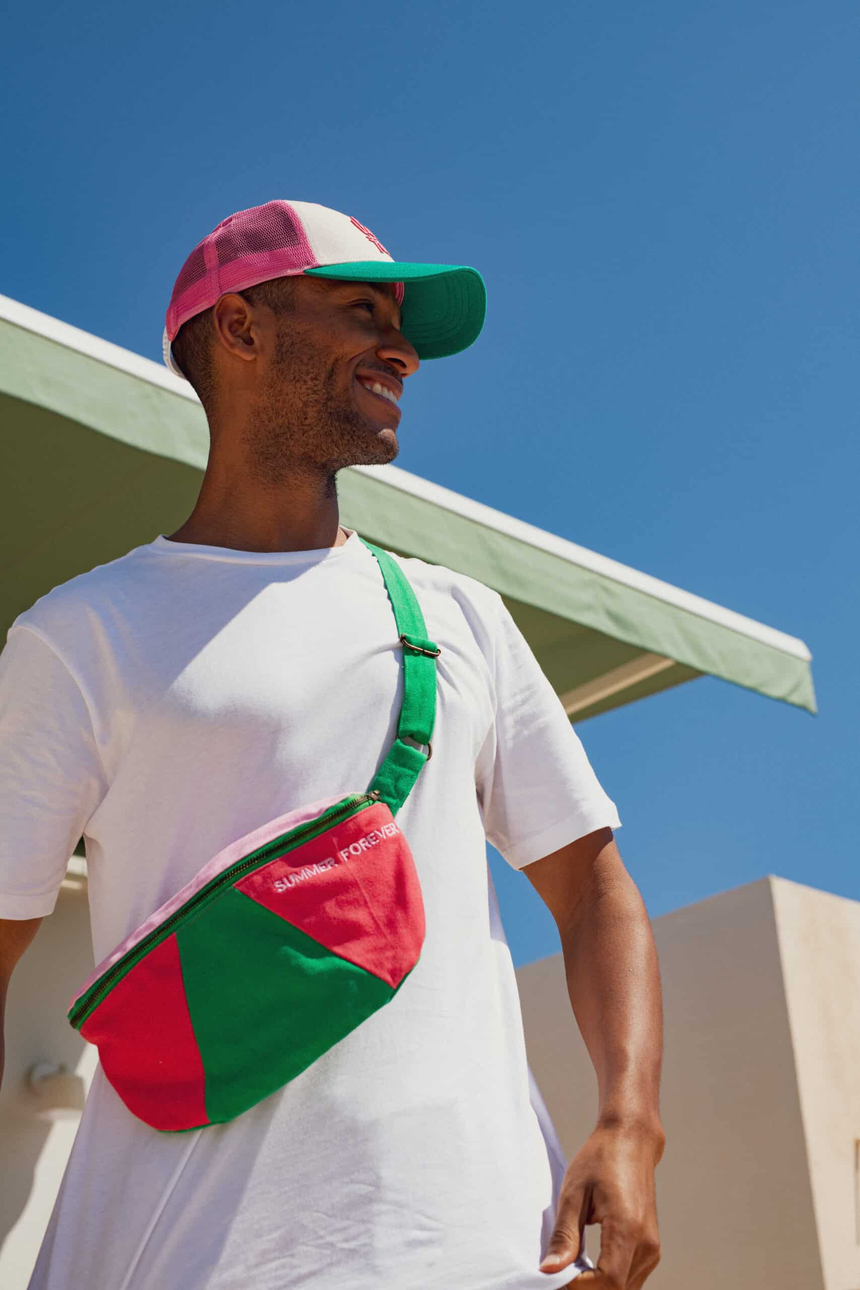 Banane toile fuschia enfant ou adulte "summer forever" Chamaye, vue d'ambiance portée par un adulte