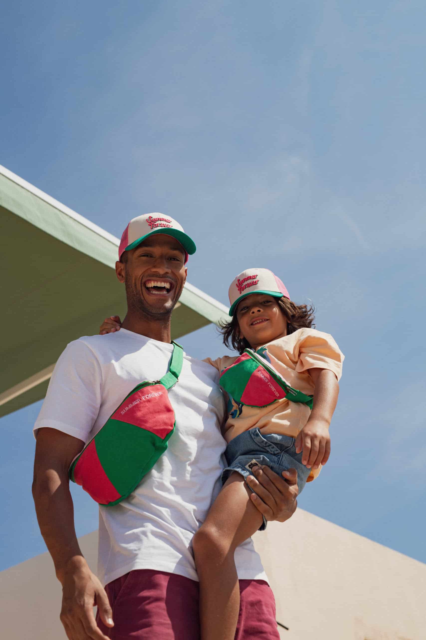 Banane toile fuschia enfant ou adulte "summer forever" Chamaye, vue d'ambiance portée par un adulte et un enfant