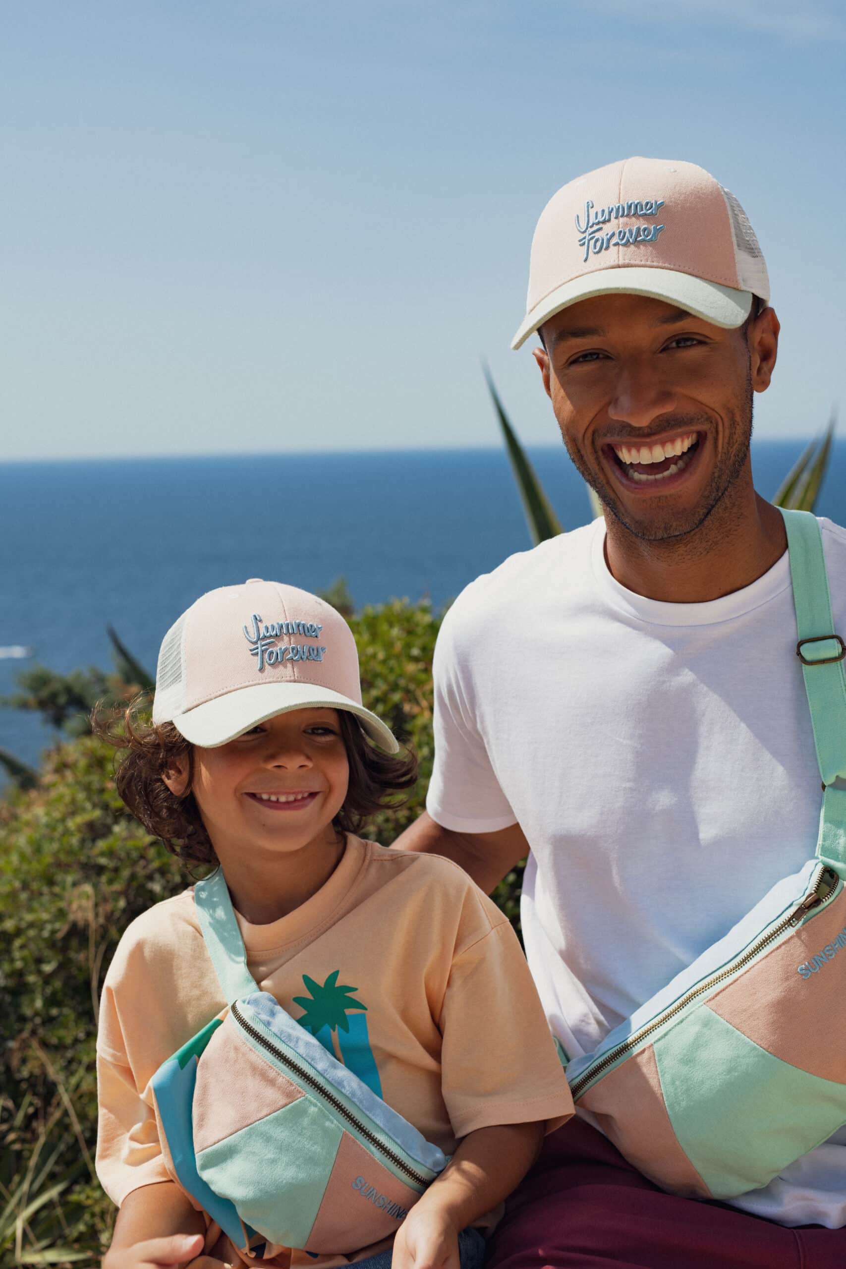 Banane toile pastel enfant ou adulte "sunshine" - Chamaye, vue de face portée par un adulte et un enfant