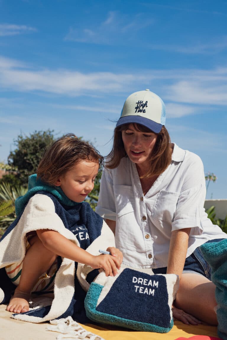Trousse de toilette en éponge "dream team" bleu - Chamaye, vue d'ambiance utilisée par une maman et son enfant