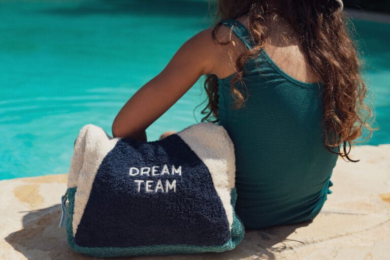 Trousse de toilette en éponge "dream team" bleu - Chamaye, vue d'ambiance à côté d'une piscine