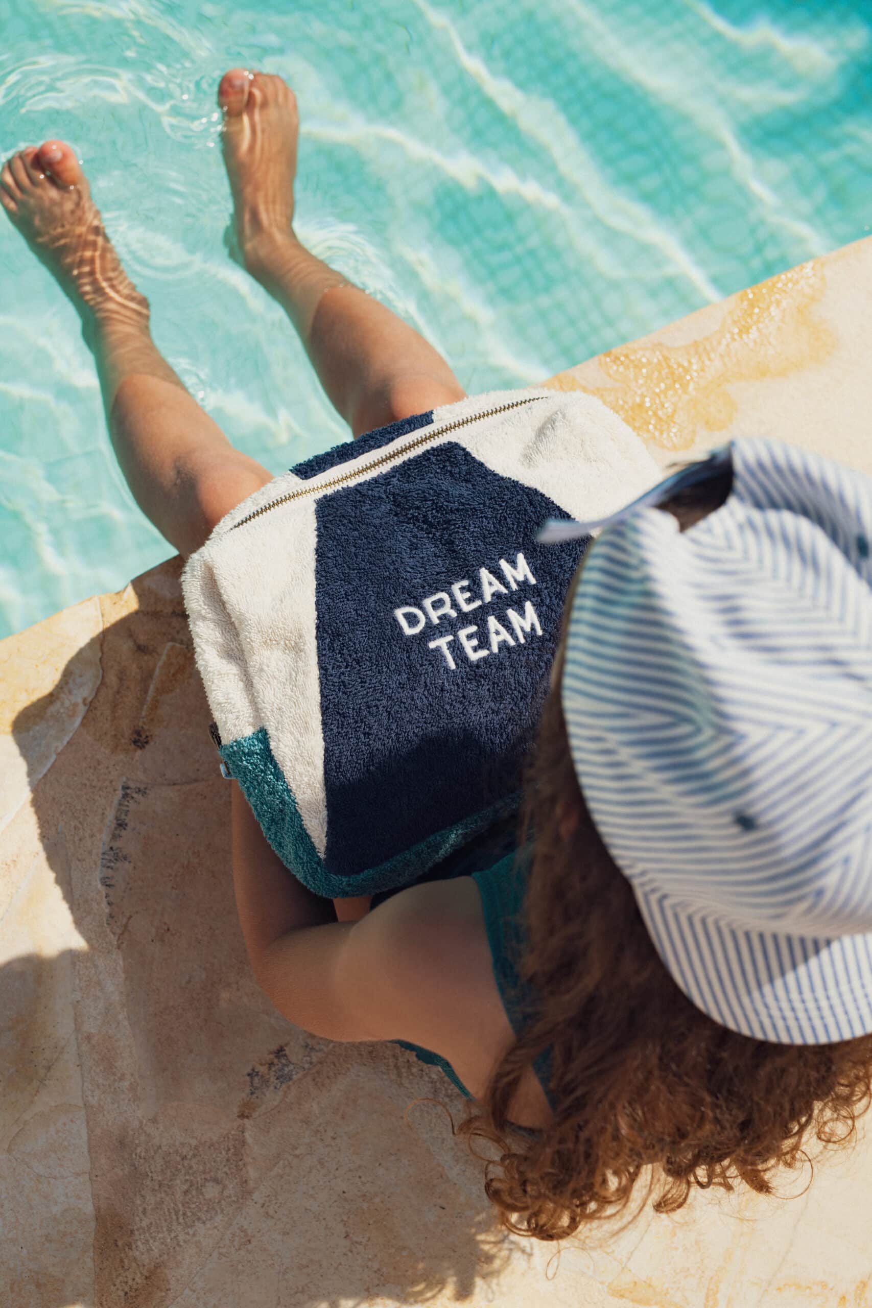 Trousse de toilette en éponge "dream team" bleu - Chamaye, vue d'ambiance à côté d'une piscine