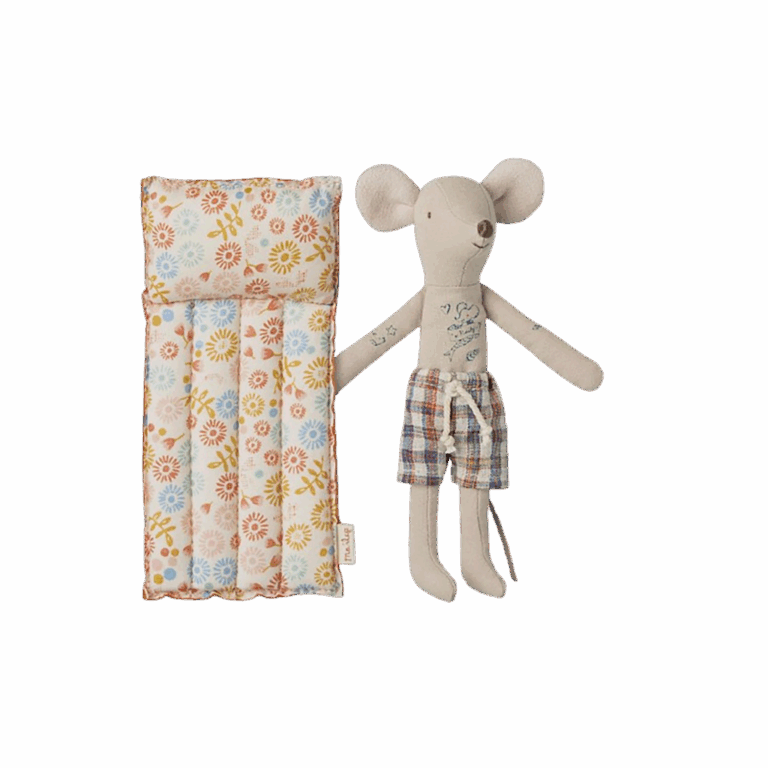 Souris de plage Papa sur son matelas - Fleurs - Maileg, vue de face sur fond blanc