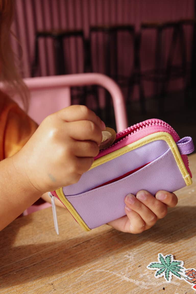Porte-monnaie - Mini mauve - Hello Hossy, vue d'ambiance de dos utilisé par un enfant