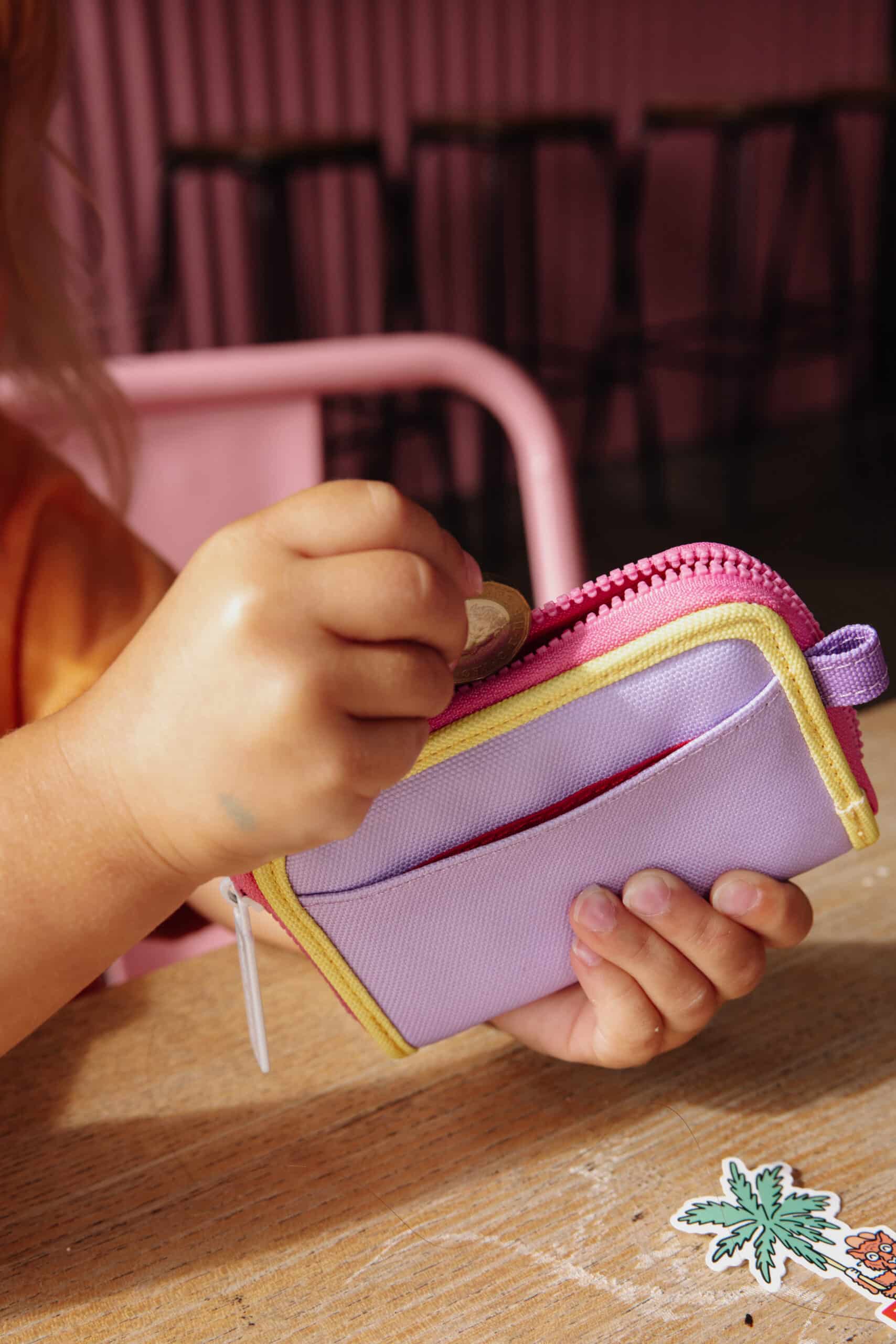 Porte-monnaie - Mini mauve - Hello Hossy, vue d'ambiance de dos utilisé par un enfant