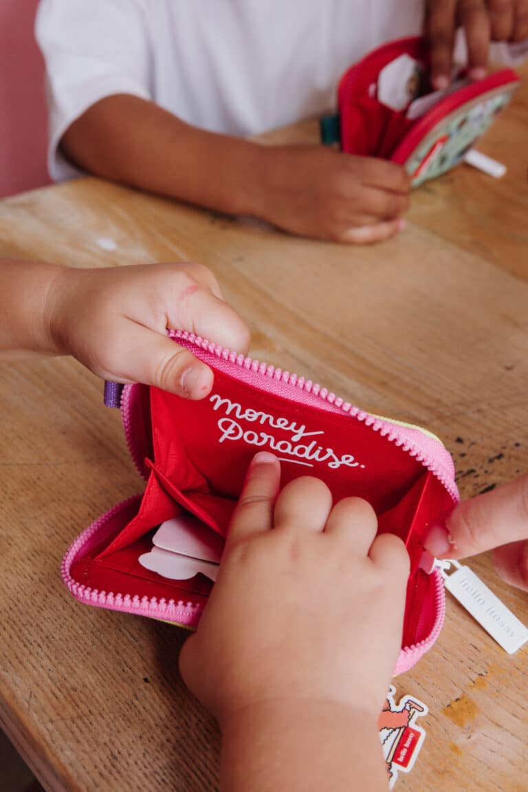 Porte-monnaie - Mini mauve - Hello Hossy, vue d'ambiance ouvert lors de l'utilisation d'un enfant