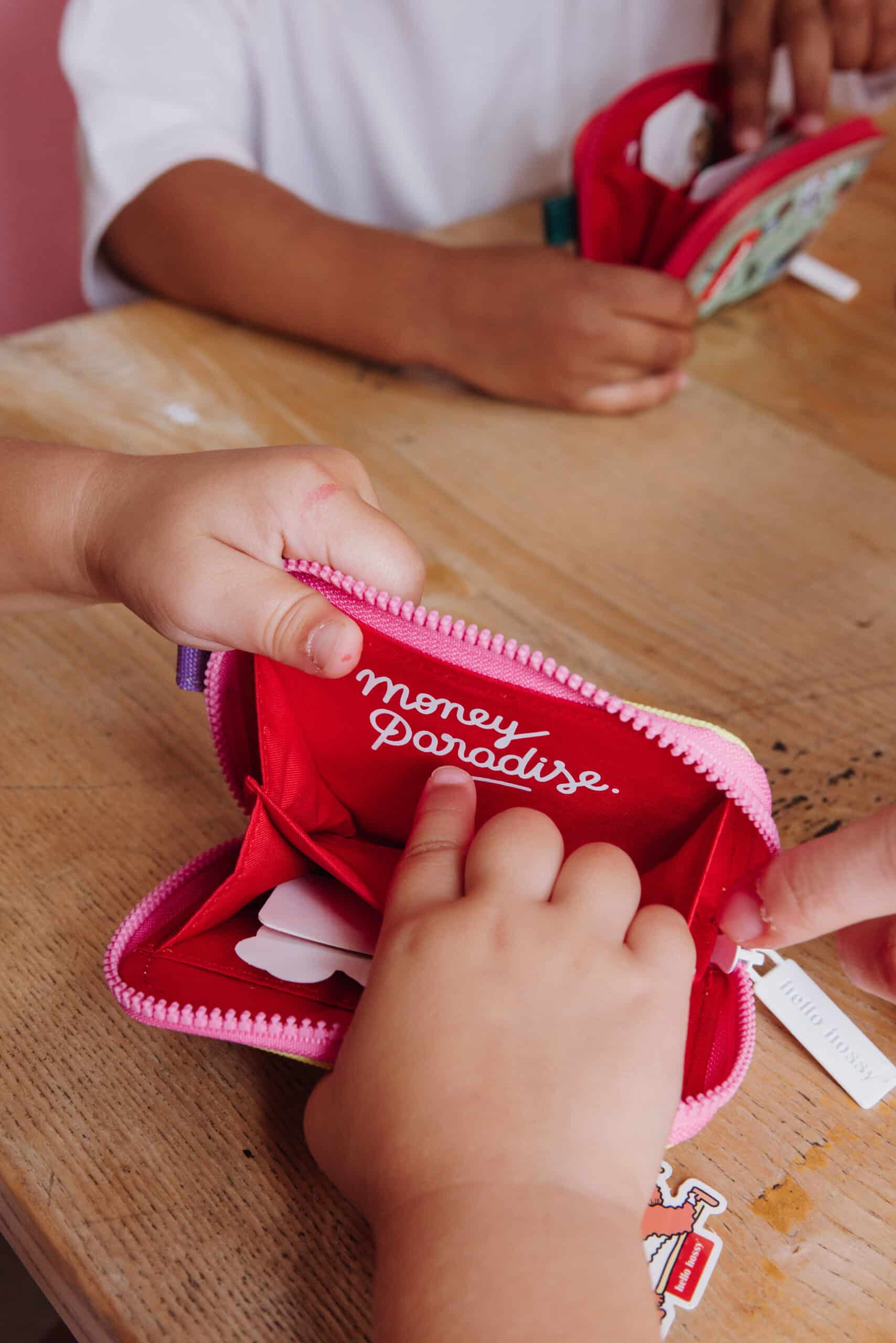 Porte-monnaie - Mini mauve - Hello Hossy, vue d'ambiance ouvert lors de l'utilisation d'un enfant