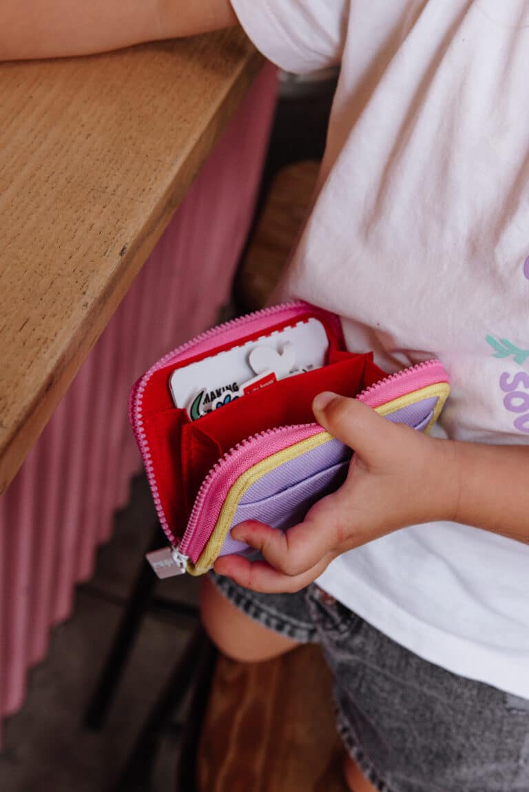 Porte-monnaie - Mini mauve - Hello Hossy, vue d'ambiance utilisé par un enfant