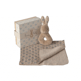 Coffret hochet lapin - Crème pêche - Maileg, vue de face sur fond blanc