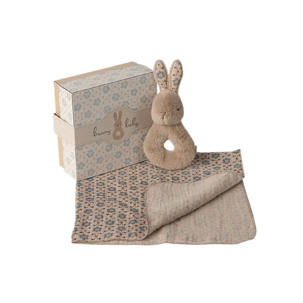 Coffret hochet lapin - Crème pêche - Maileg, vue de face sur fond blanc