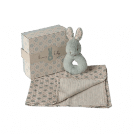Coffret hochet lapin - Menthe - Maileg, vue de face sur fond blanc