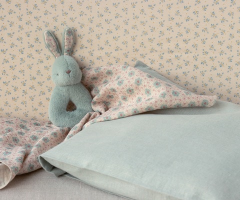 Coffret hochet lapin - Menthe - Maileg, vue d'ambiance dans un lit
