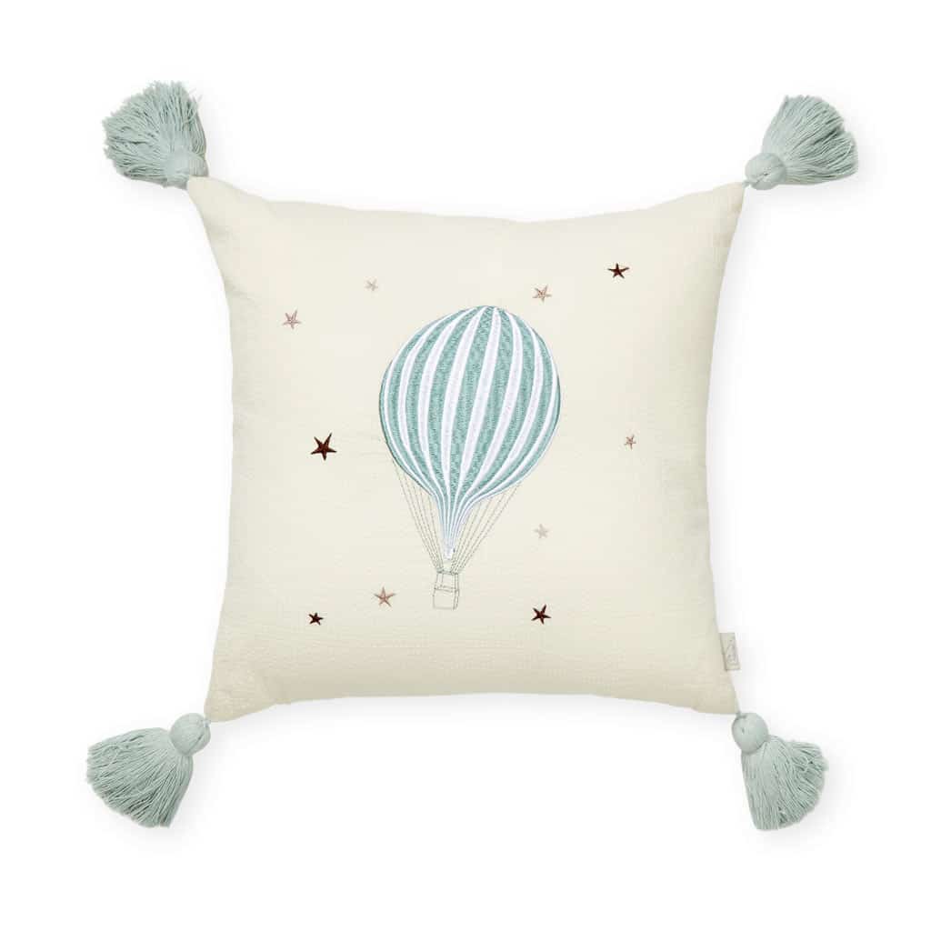 Coussin brodé Montgolfière – Cam Cam Copenhagen - Vue de face sur fond blanc