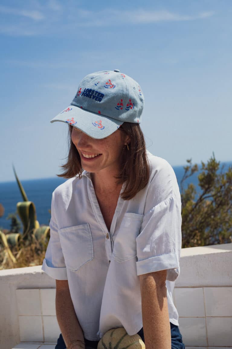 Casquette adulte en jean « Lobster forever » - Chamaye, vue d'ambiance portée par une femme