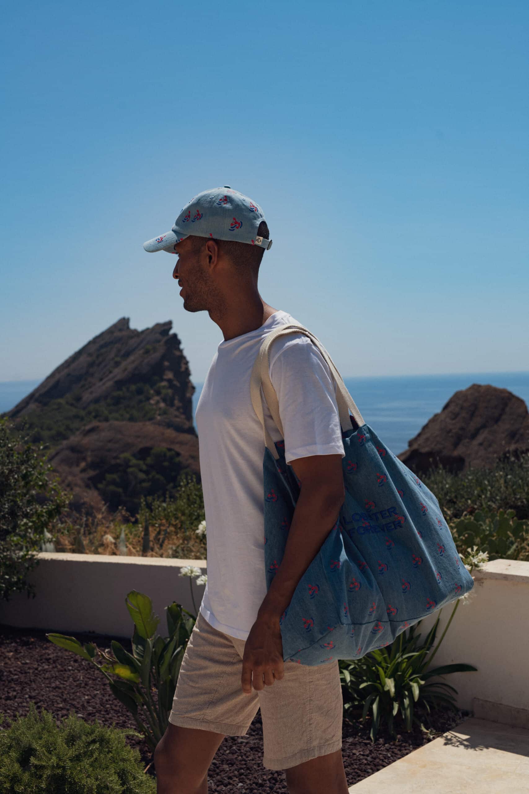 Casquette adulte en jean « Lobster forever » - Chamaye, vue d'ambiance portée par un homme