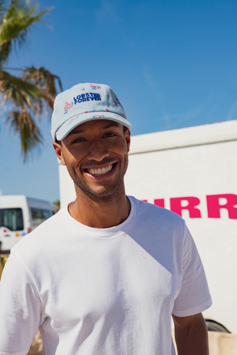 Casquette adulte en jean « Lobster forever » - Chamaye, vue d'ambiance de face portée par un homme