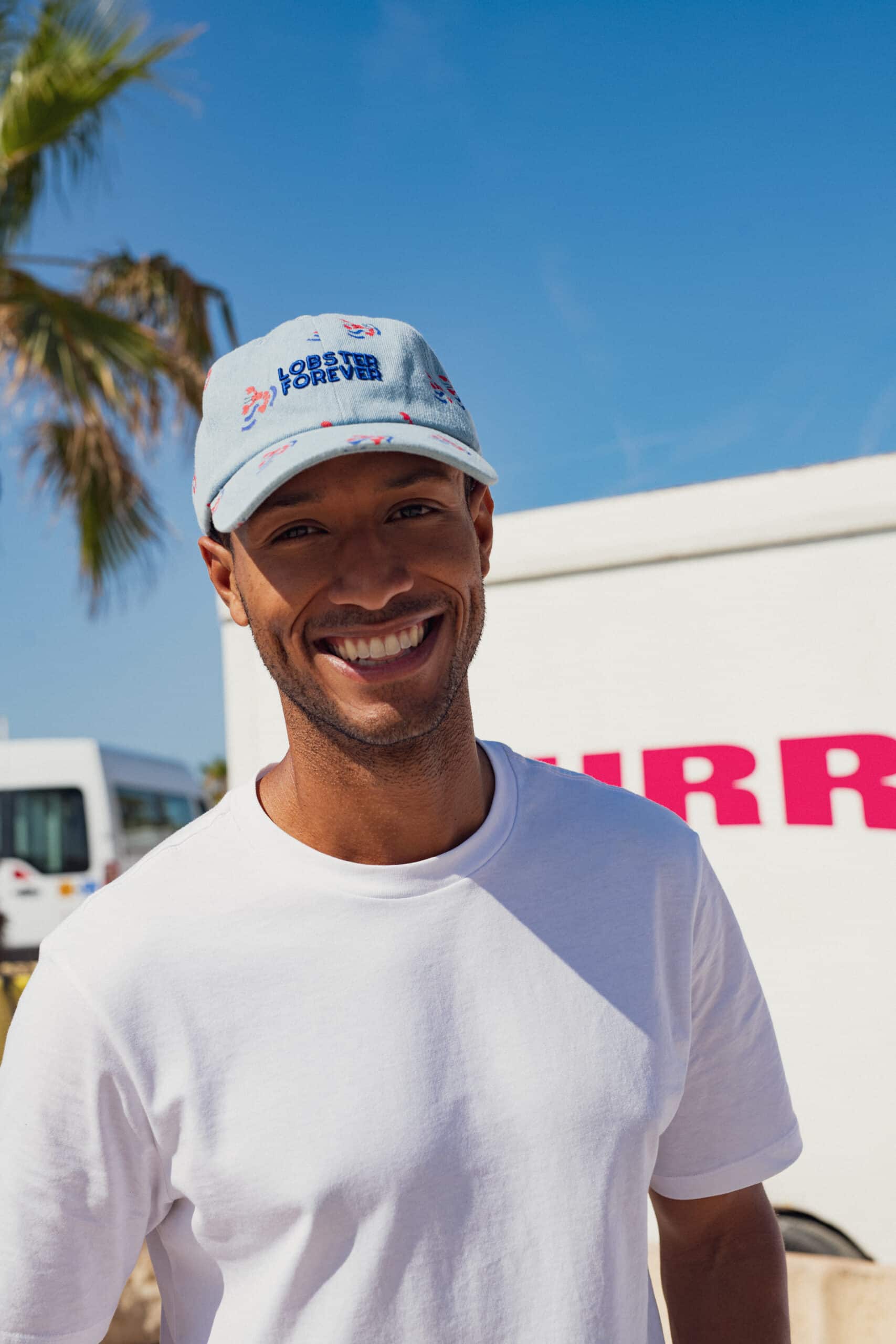 Casquette adulte en jean « Lobster forever » - Chamaye, vue d'ambiance de face portée par un homme