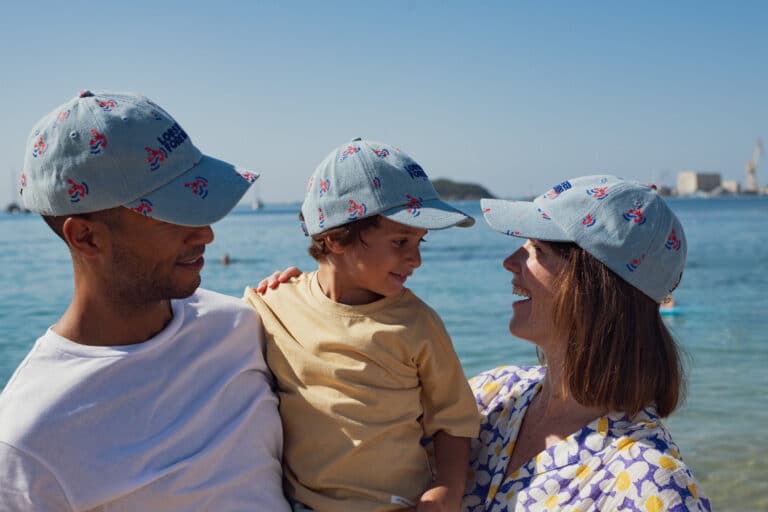 Casquette adulte en jean « Lobster forever » - Chamaye, vue d'ambiance portée par une famille