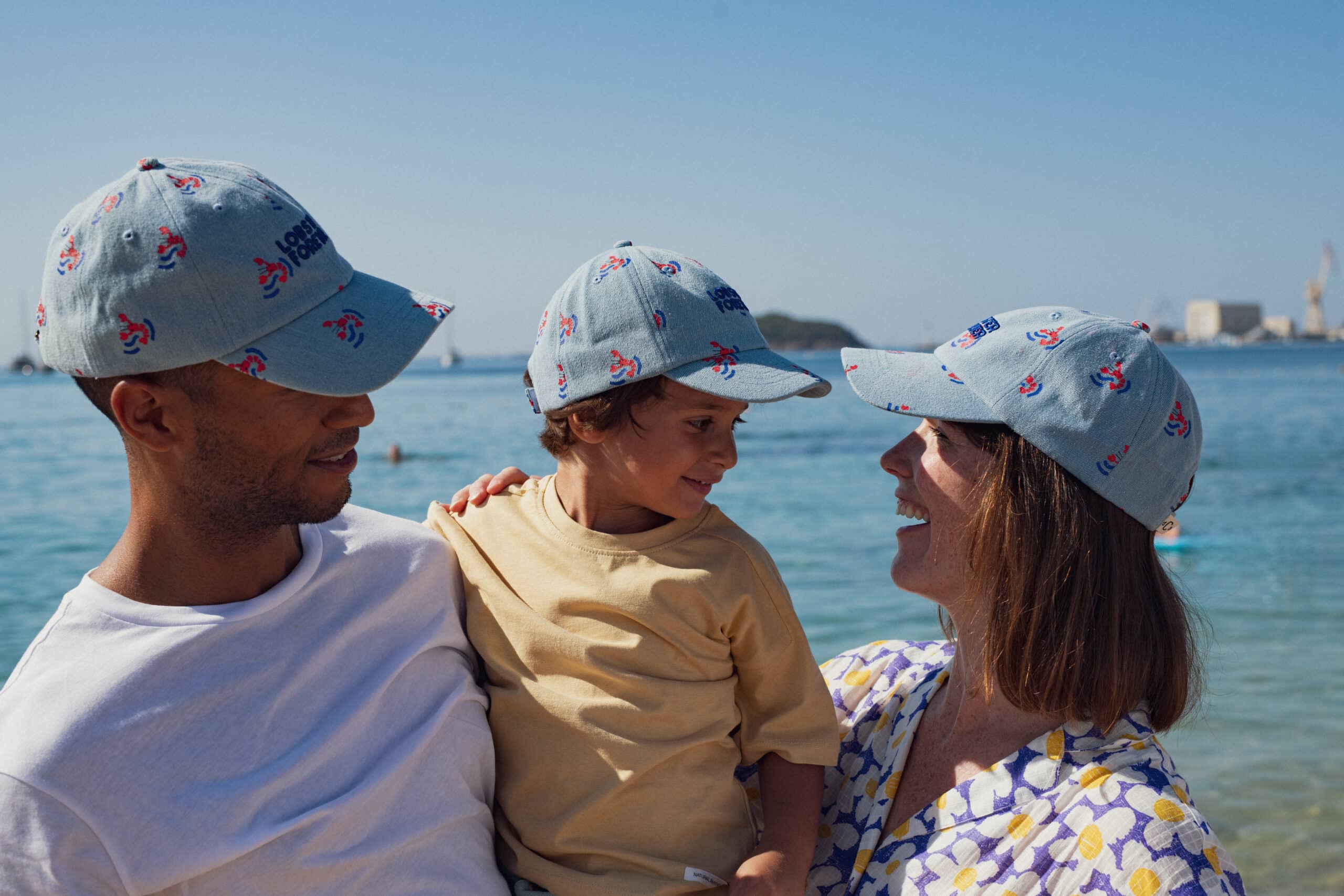 Casquette adulte en jean « Lobster forever » - Chamaye, vue d'ambiance portée par une famille