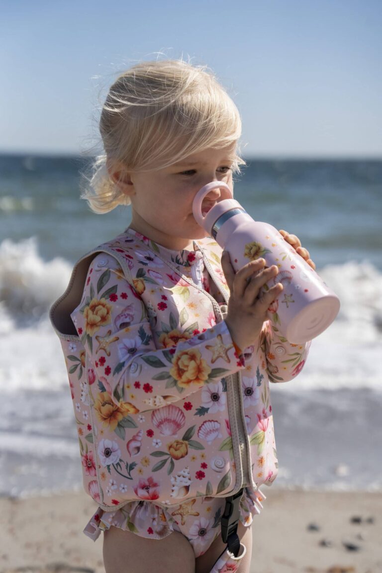 Gilet de natation ocean blossom vue de près mise en situatio