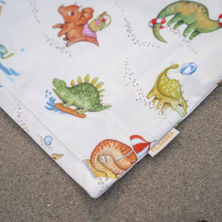 T-shirt anti UV dino beach Filibabba vue de près sur fond de sable