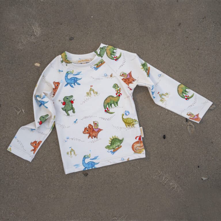 T-shirt anti UV dino beach Filibabba vue de haut sur fond de sable