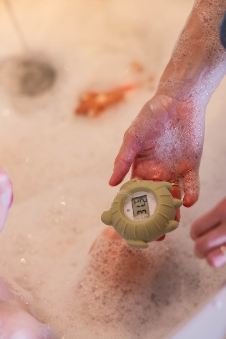 Thermomètre de bain en silicone - Tortue - Filibabba, vue d'ambiance de face dans un bain