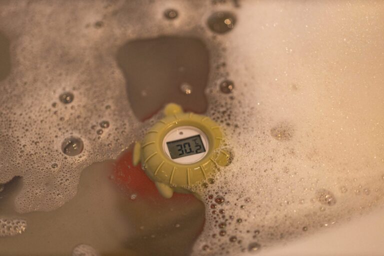 Thermomètre de bain en silicone - Tortue - Filibabba, vue d'ambiance flottant dans un bain