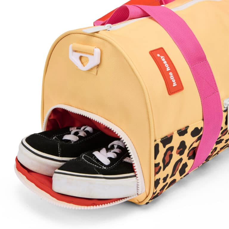 Sac de sport & weekend Léopard – Le modèle iconique pour les kids aventuriers - Vu de côté sur fond blanc