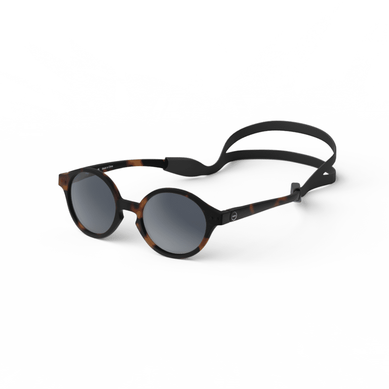 De la marque IZIPIZI, lunettes de soleil 9-36 mois vue de côté sur fond blanc