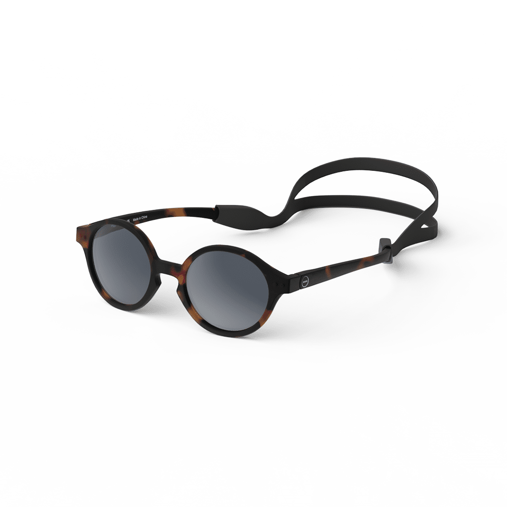 De la marque IZIPIZI, lunettes de soleil 9-36 mois vue de côté sur fond blanc