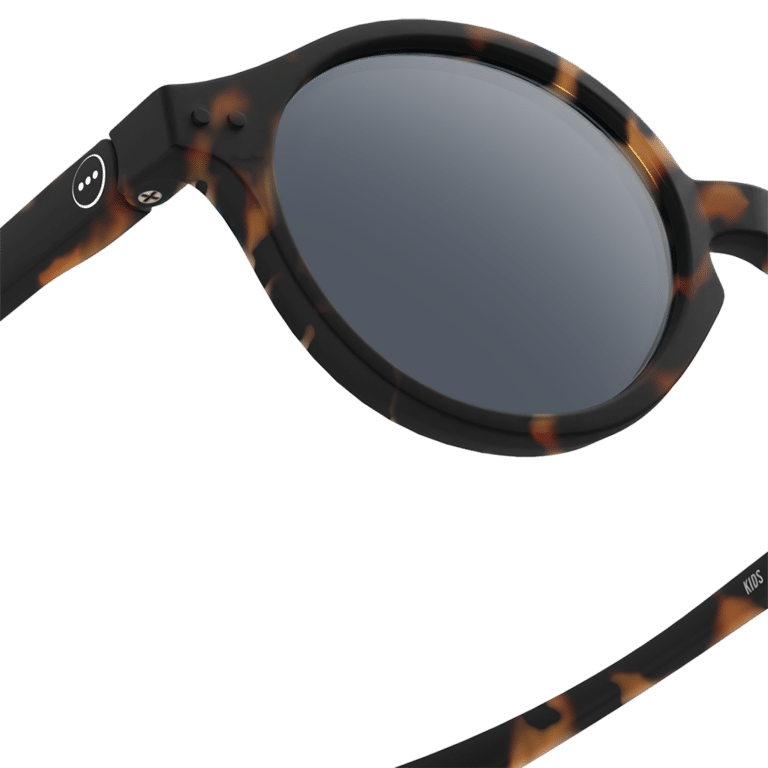 De la marque IZIPIZI, lunettes de soleil 9-36 mois vue sur le coté sur fond blanc