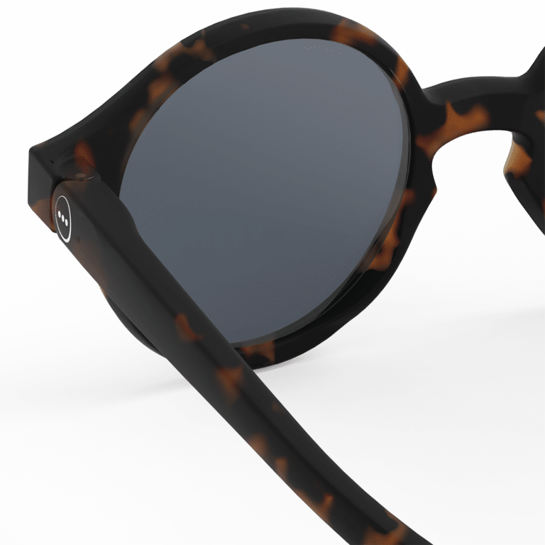 De la marque IZIPIZI, lunettes de soleil 9-36 mois vue de dos sur fond blanc