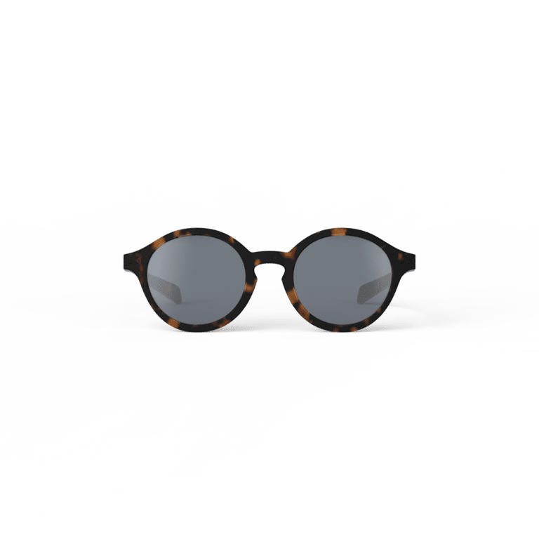 Lunettes de soleil enfant #D - Ecailles Tortoise - 3-5 ans - Izipizi, vue de face sur fond blanc