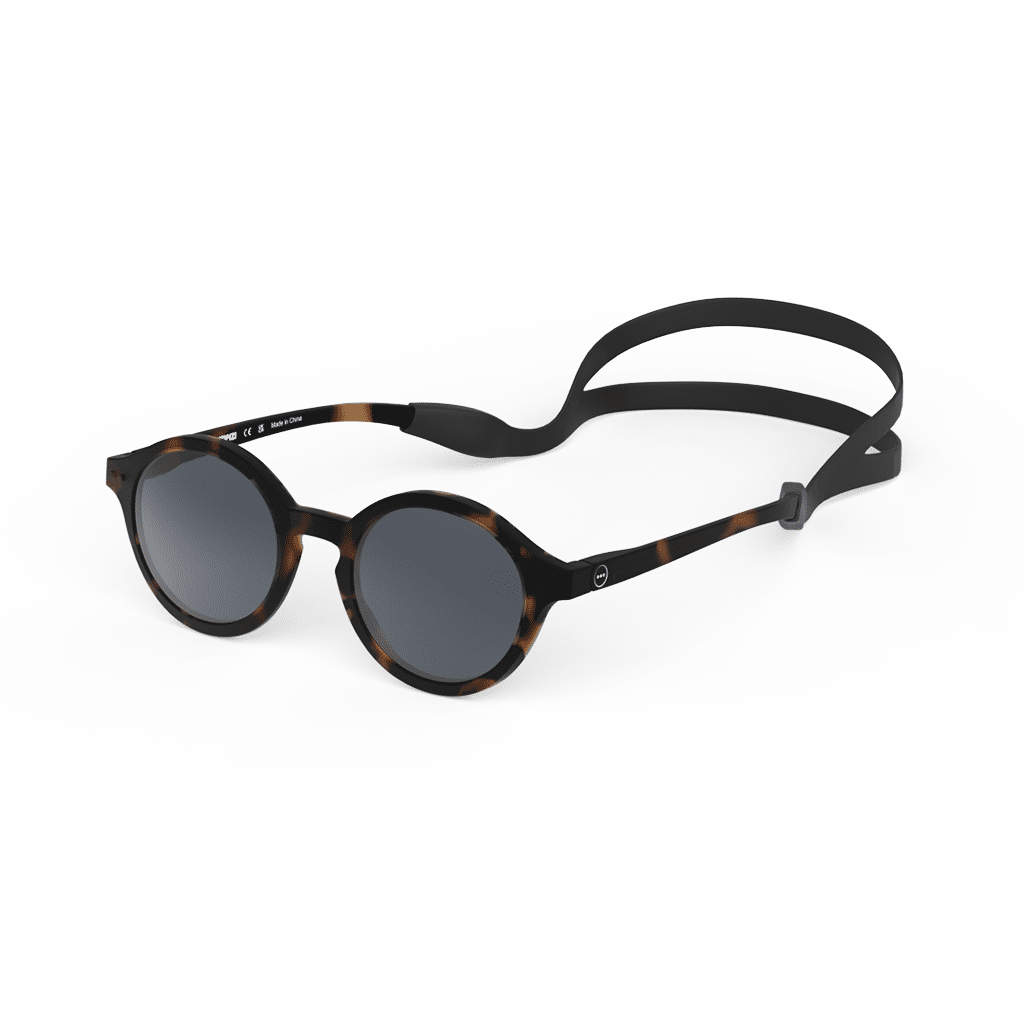 Lunettes de soleil enfant #D - Ecailles Tortoise - 3-5 ans - Izipizi, vue de côté sur fond blanc