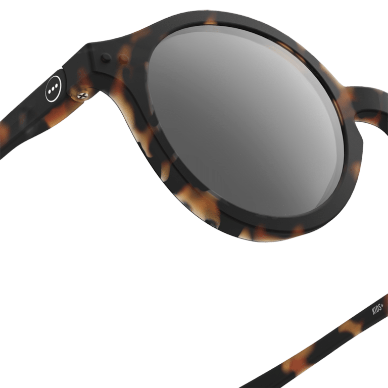 Lunettes de soleil enfant #D - Ecailles Tortoise - 3-5 ans - Izipizi, zoom de côté sur fond blanc