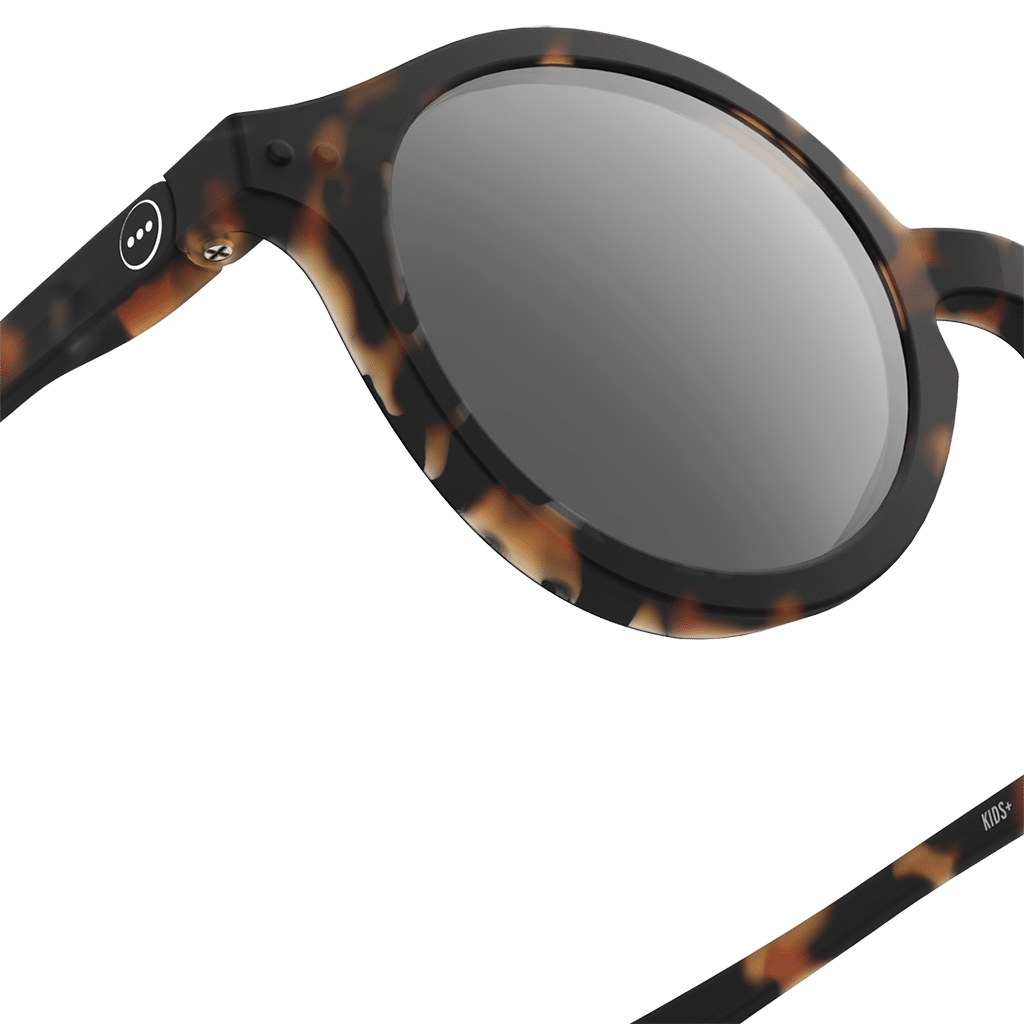 Lunettes de soleil enfant #D - Ecailles Tortoise - 3-5 ans - Izipizi, zoom de côté sur fond blanc