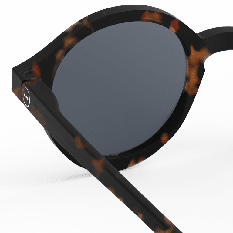 Lunettes de soleil enfant #D - Ecailles Tortoise - 3-5 ans - Izipizi, zoom intérieur sur fond blanc