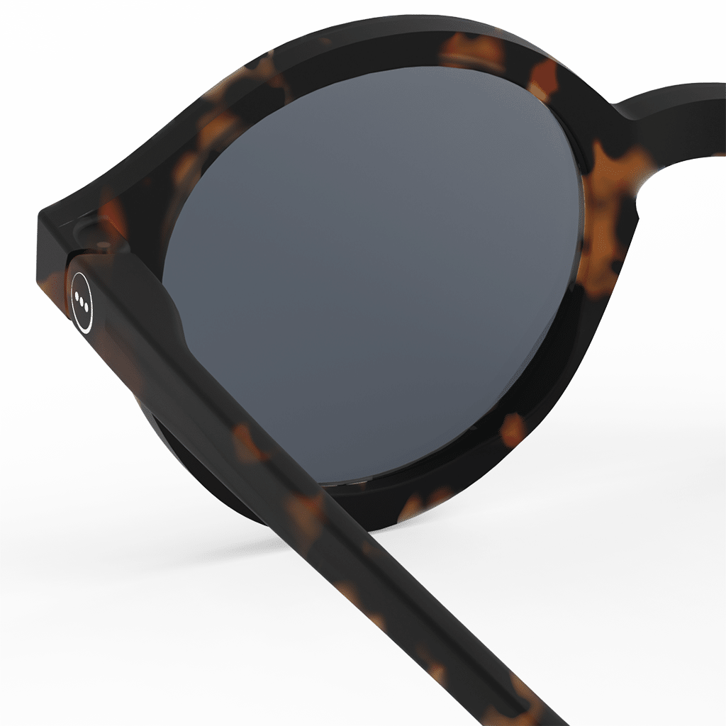 Lunettes de soleil enfant #D - Ecailles Tortoise - 3-5 ans - Izipizi, zoom intérieur sur fond blanc