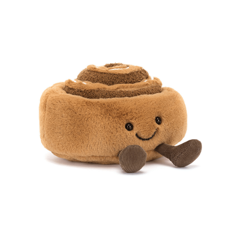 Brioche à la cannelle Amuseables, vue sur le côté sur fond blanc.