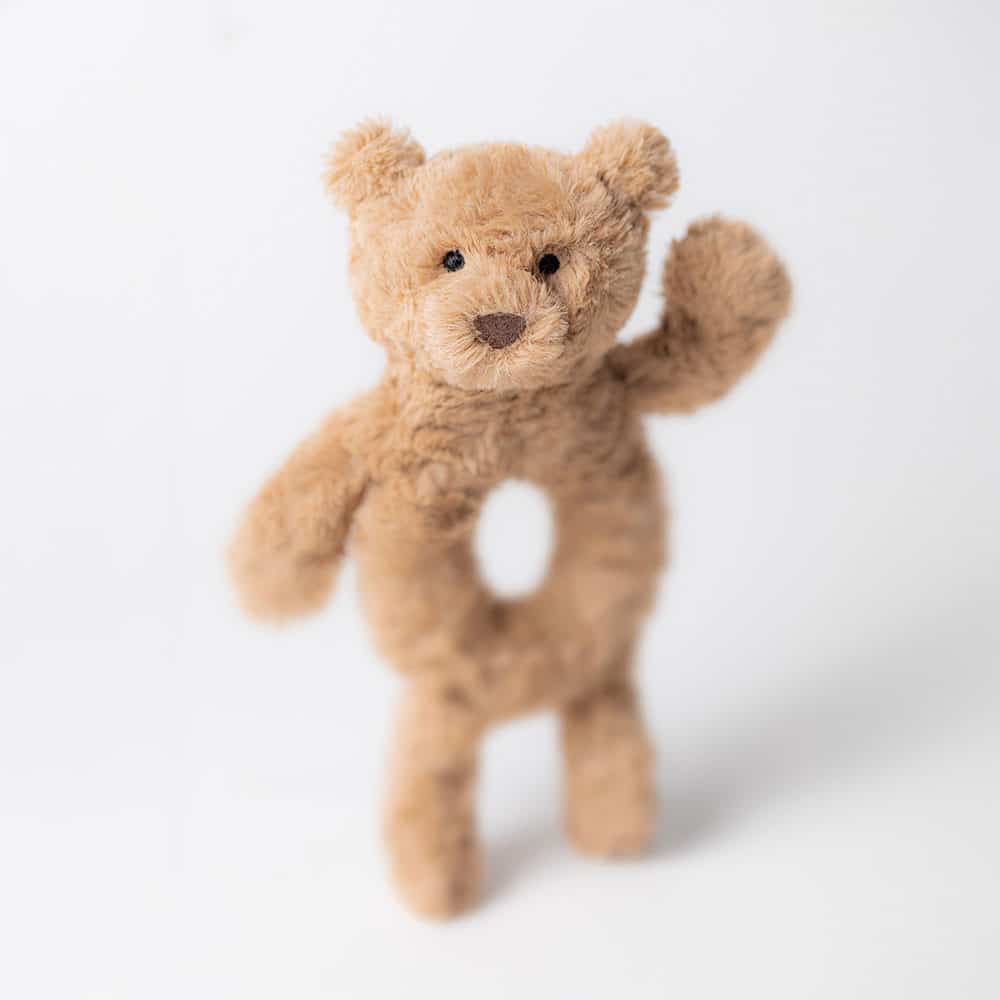 Doudou Hochet Ours Bartholomew  – Jellycat - Vu de face sur fond blanc