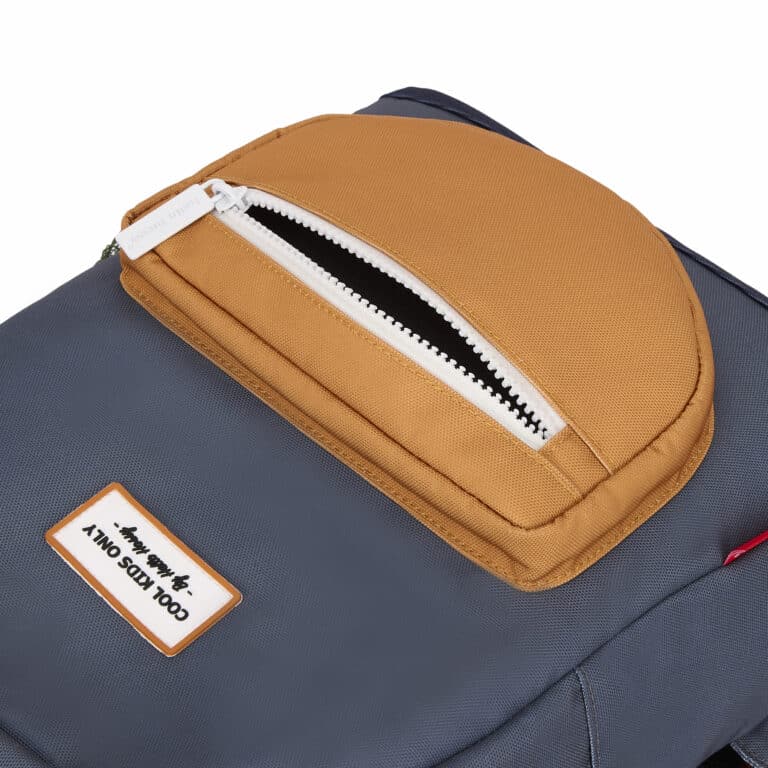 Sac à dos mini marine - Hello Hossy, vue zoomer sur la pochette avant sur fond blanc