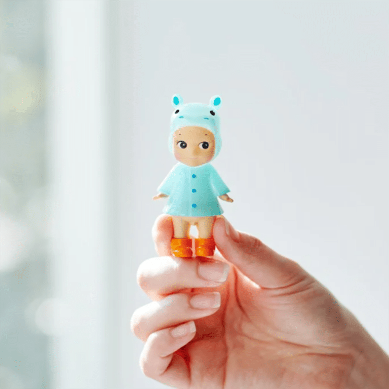 Sonny Angel® Rainy Days, présentation dans la main