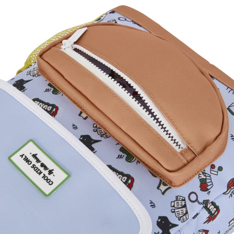 sac à dos dunk hello hossy vue de près sur pochette à zip avant sur fond blanc