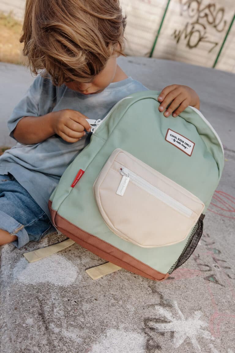 Sac à dos mini pistache Hello Hossy vue de côté mise en scène