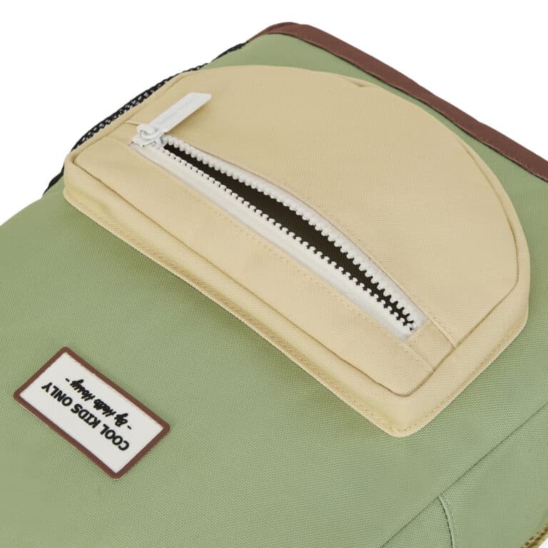 Sac à dos mini pistache Hello Hossy vue de près sur pochette à zip avant sur fond blanc