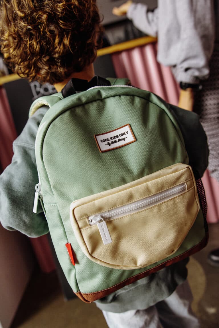 Sac à dos mini pistache Hello Hossy vue de dos ambiance