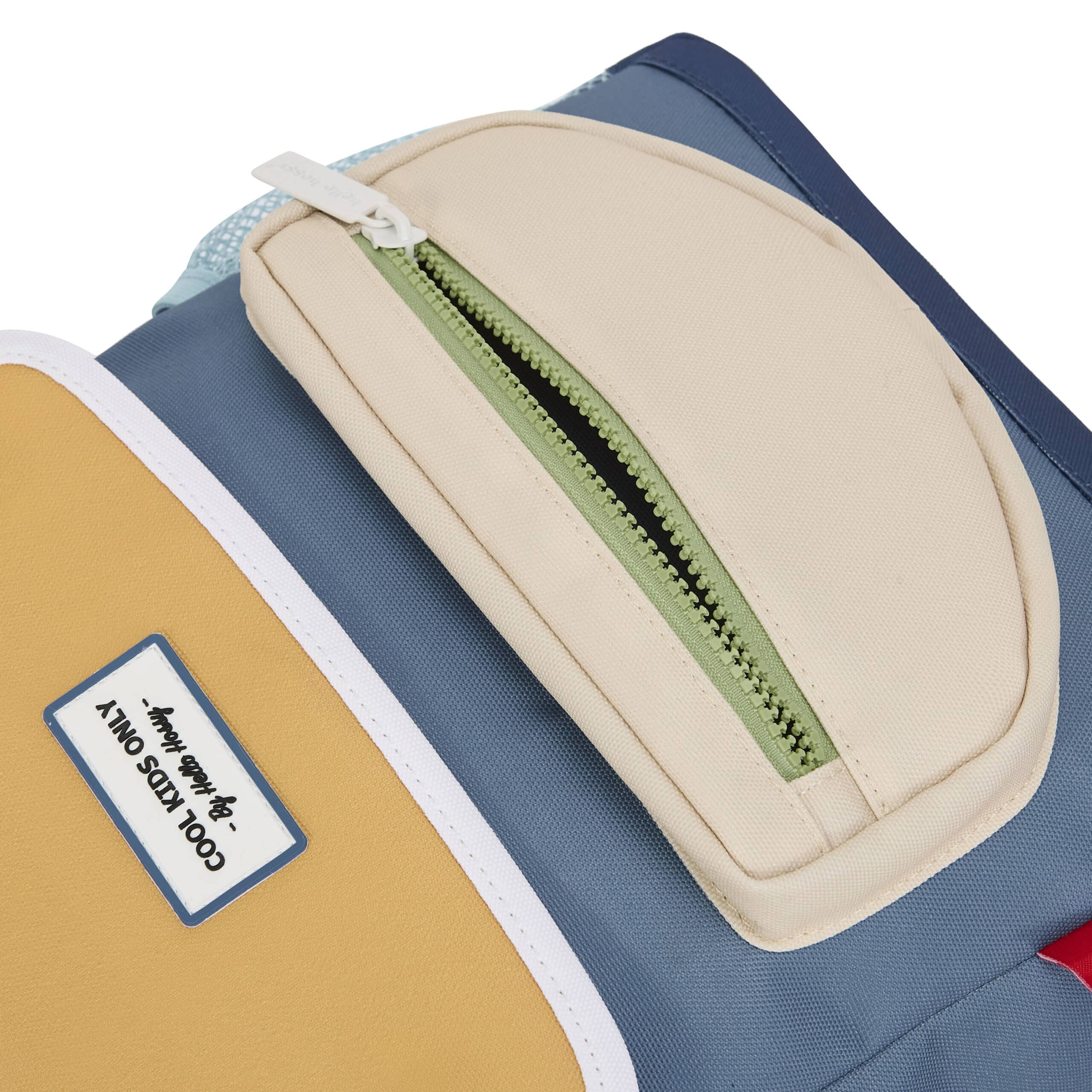 sac à dos mini sam hello hossy vue de près sur pochette à zip avent sur fond blanc